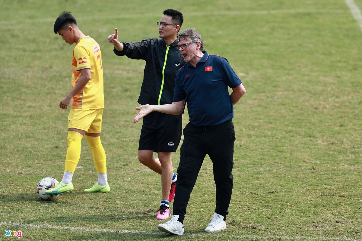 HLV Troussier tái hiện pha húc đầu của Zidane - Bóng Đá