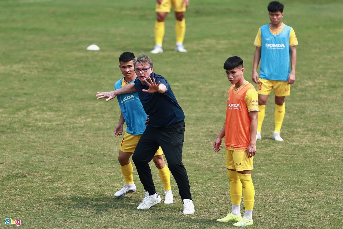 HLV Troussier tái hiện pha húc đầu của Zidane - Bóng Đá