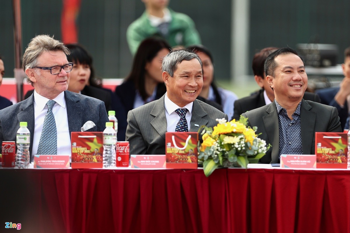 HLV Troussier cùng ông Mai Đức Chung dự lễ rước Cúp vàng World Cup - Bóng Đá