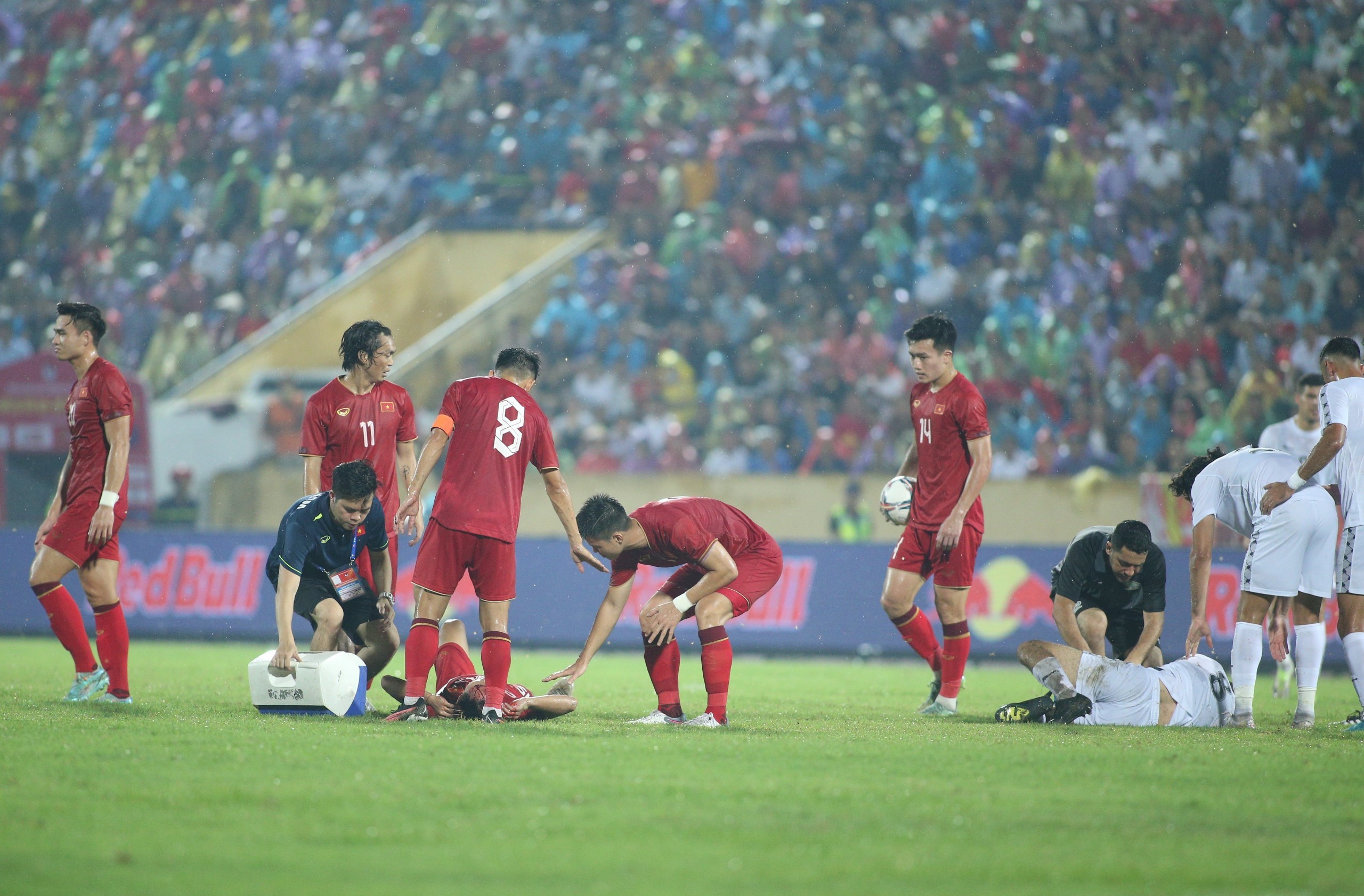 Hai tuyển thủ Việt Nam nhập viện cấp cứu ở giao hữu Palestine - Bóng Đá