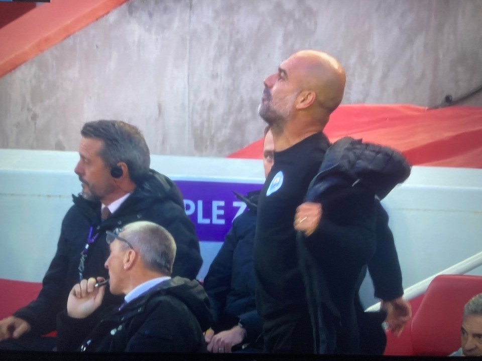 Guardiola nổi nóng, cởi phăng áo trước mặt trọng tài - Bóng Đá