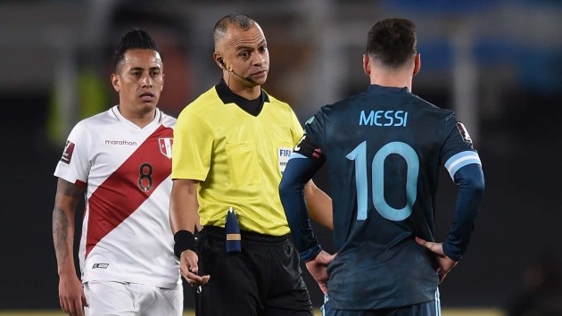 Messi hits out at referee, saying 'he does it on purpose' after Argentina scrape 1-0 win over Peru - Bóng Đá