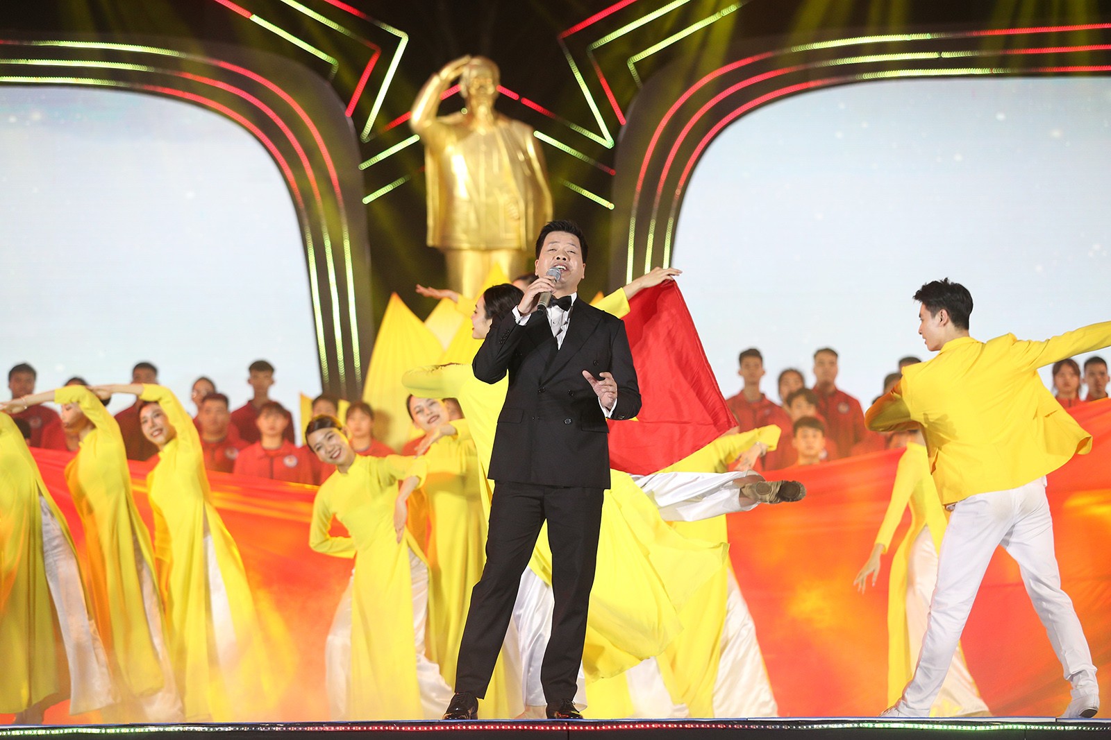 Tưng bừng Lễ xuất quân đoàn TTVN dự SEA Games 32 - Bóng Đá