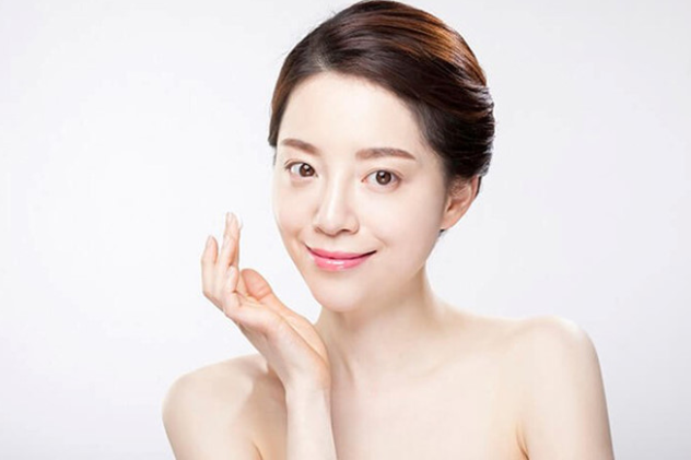 Lớp trang điểm quá dày trong nhiều giờ liền có thể khiến da bí bách và nhanh xuống tông.