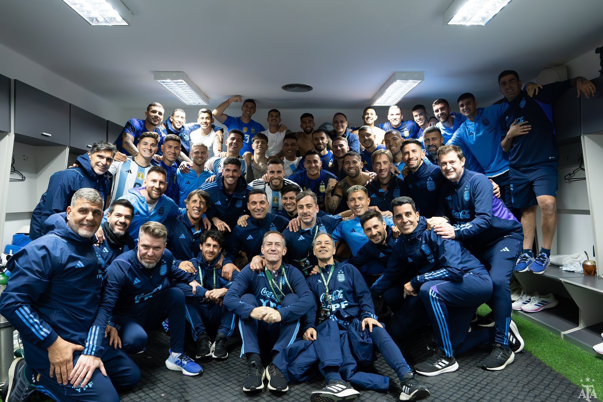 Messi bất ngờ làm… trợ lý HLV cho Scaloni ở tuyển Argentina - Bóng Đá
