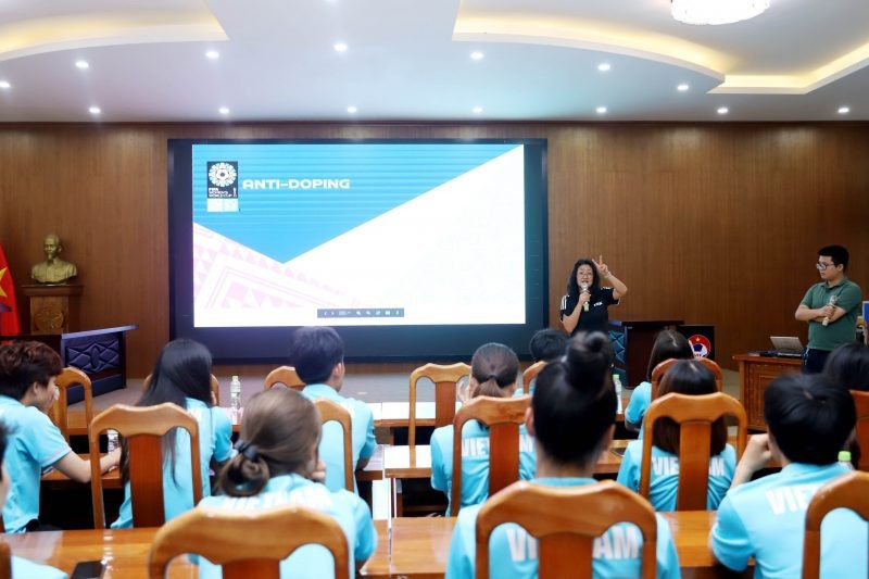 Chuyên gia FIFA phổ biến luật World Cup cho tuyển nữ Việt Nam - Bóng Đá