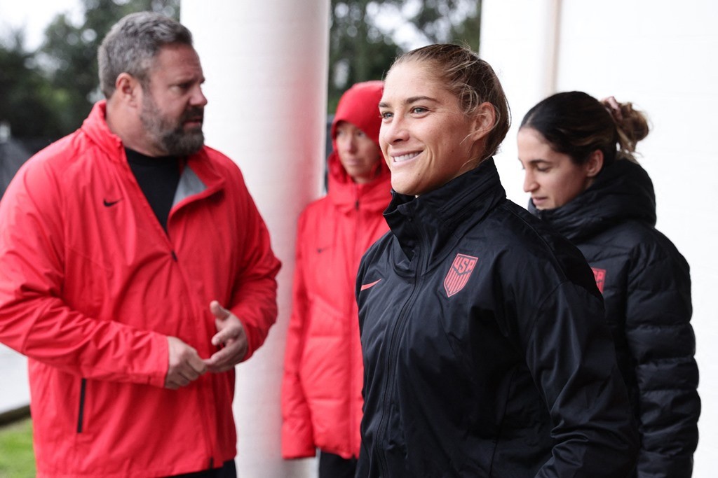 ĐT nữ Mỹ đội mưa tập luyện chờ đấu tuyển nữ Việt Nam - Bóng Đá