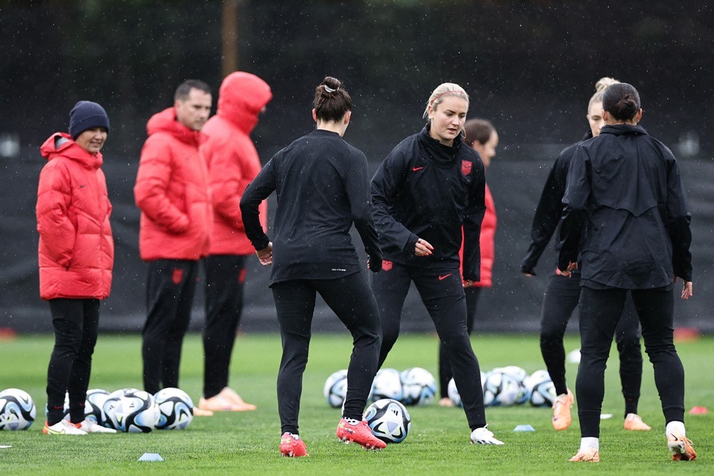 ĐT nữ Mỹ đội mưa tập luyện chờ đấu tuyển nữ Việt Nam - Bóng Đá