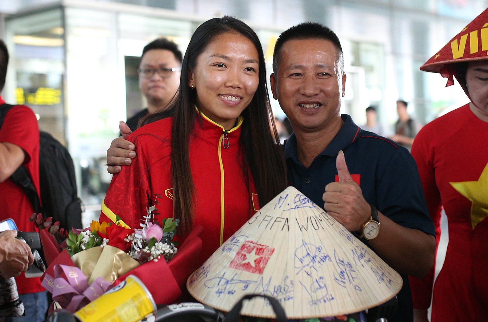 Tuyển nữ Việt Nam rộn ràng về nước sau kỳ World Cup lịch sử - Bóng Đá