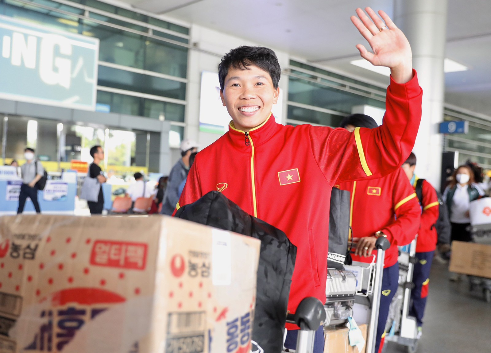 Tuyển nữ Việt Nam rộn ràng về nước sau kỳ World Cup lịch sử - Bóng Đá