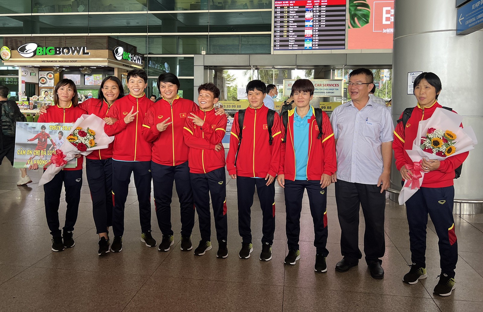 Tuyển nữ Việt Nam rộn ràng về nước sau kỳ World Cup lịch sử - Bóng Đá