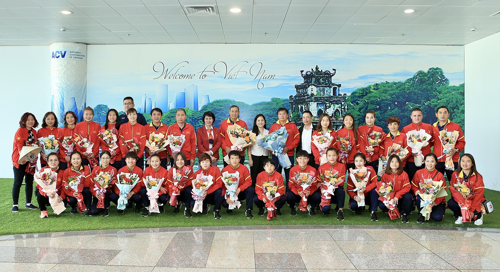 Tuyển nữ Việt Nam rộn ràng về nước sau kỳ World Cup lịch sử - Bóng Đá