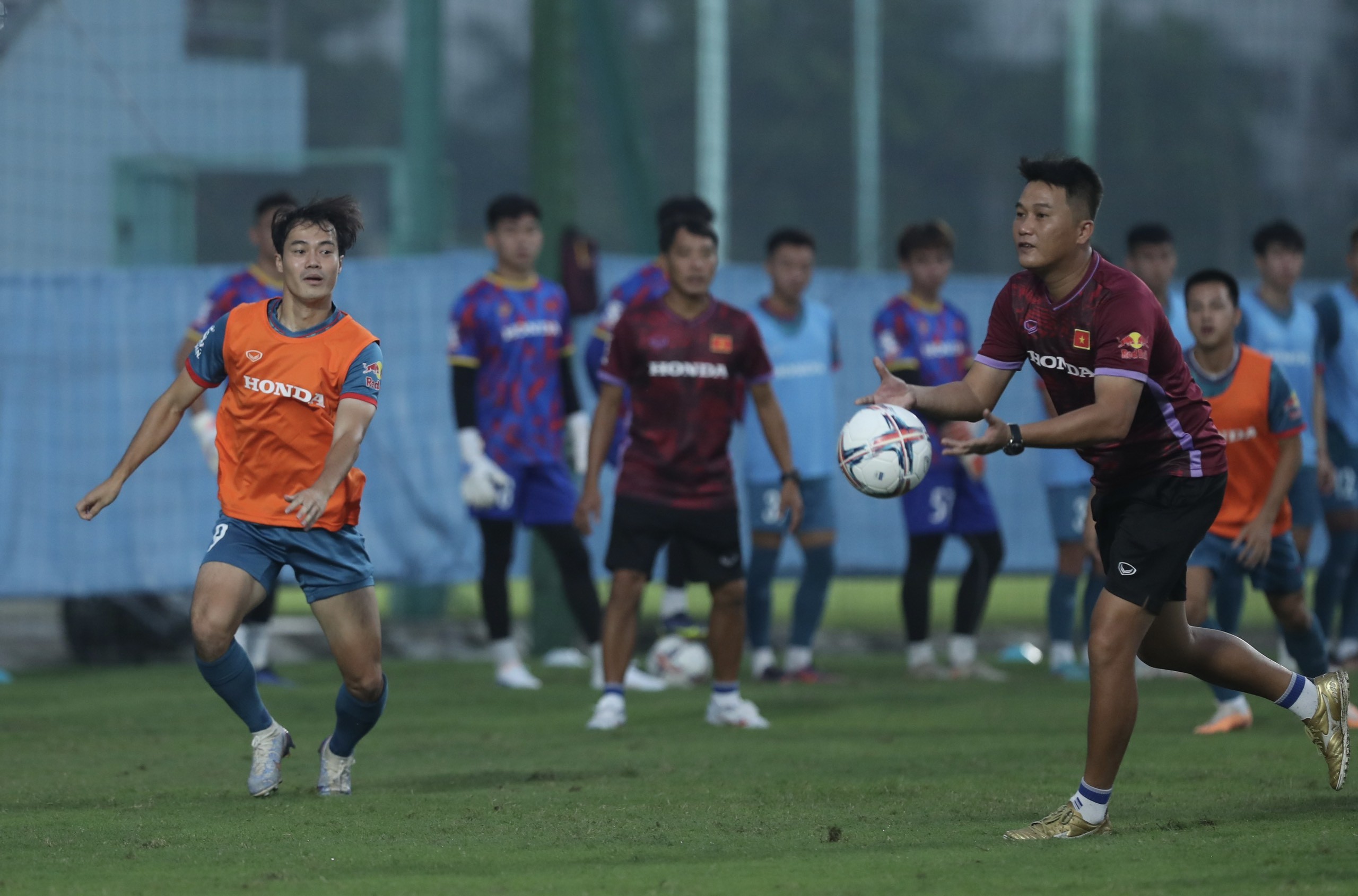 Văn Toàn bị HLV Philippe Troussier nhắc nhở - Bóng Đá