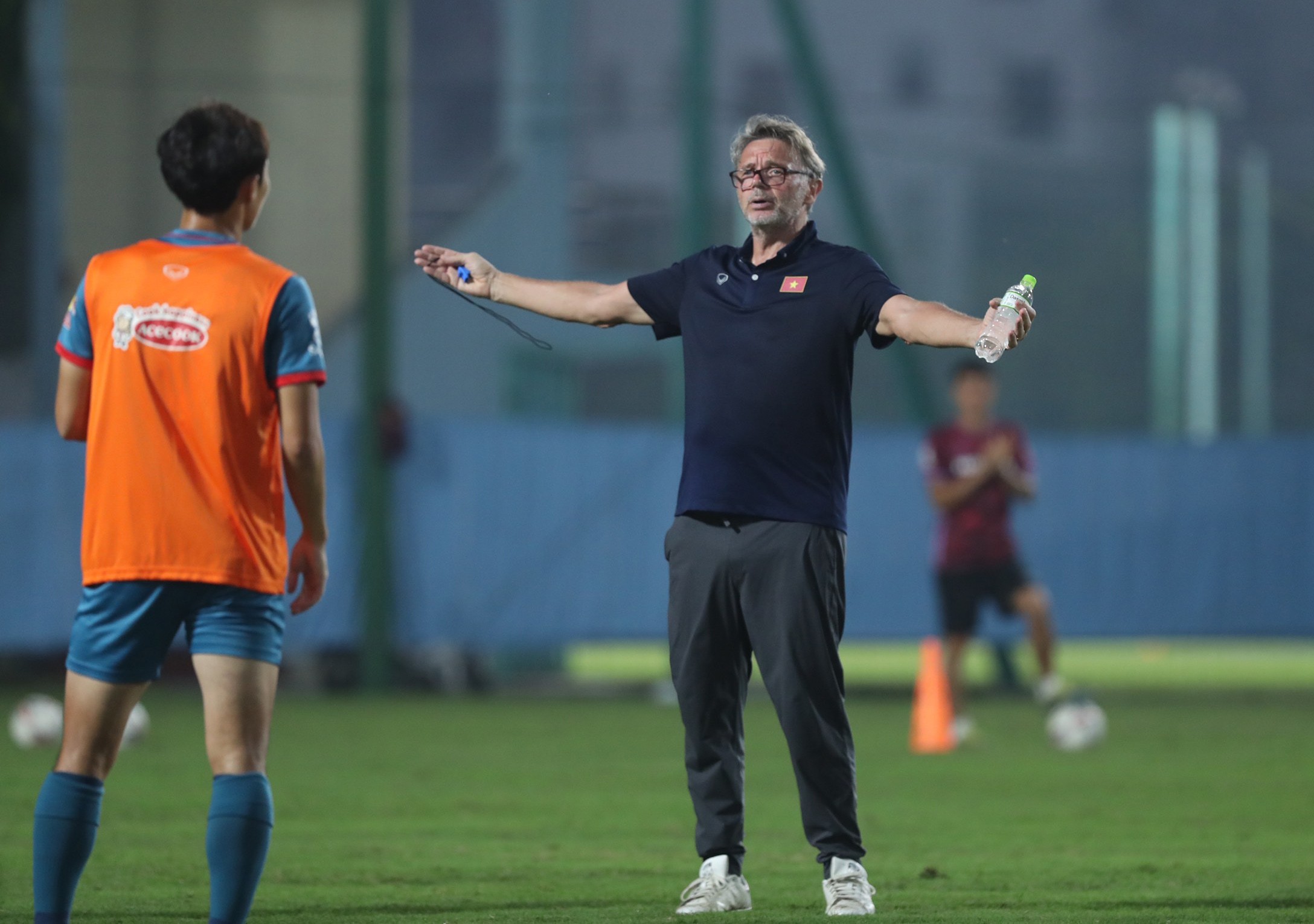 Văn Toàn bị HLV Philippe Troussier nhắc nhở - Bóng Đá