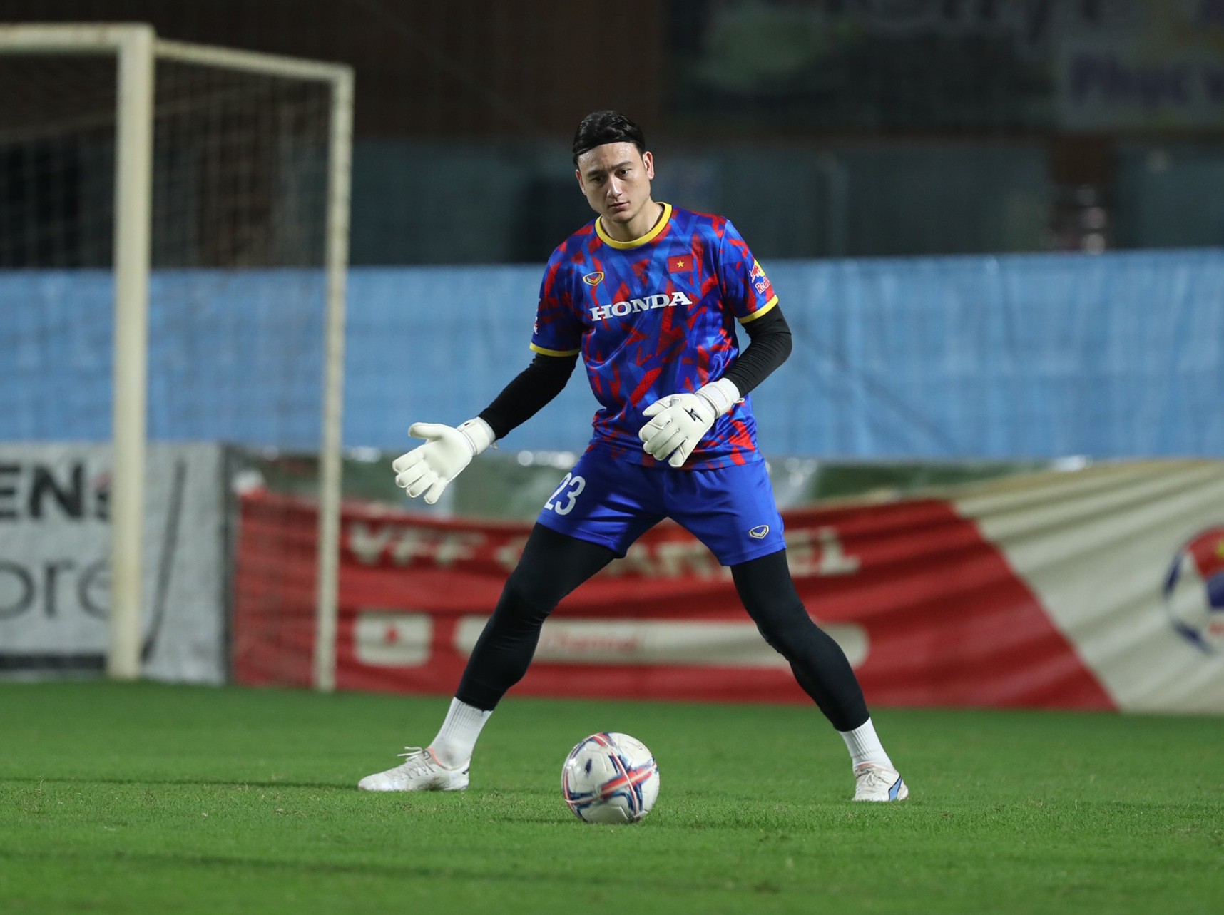 Văn Toàn bị HLV Philippe Troussier nhắc nhở - Bóng Đá