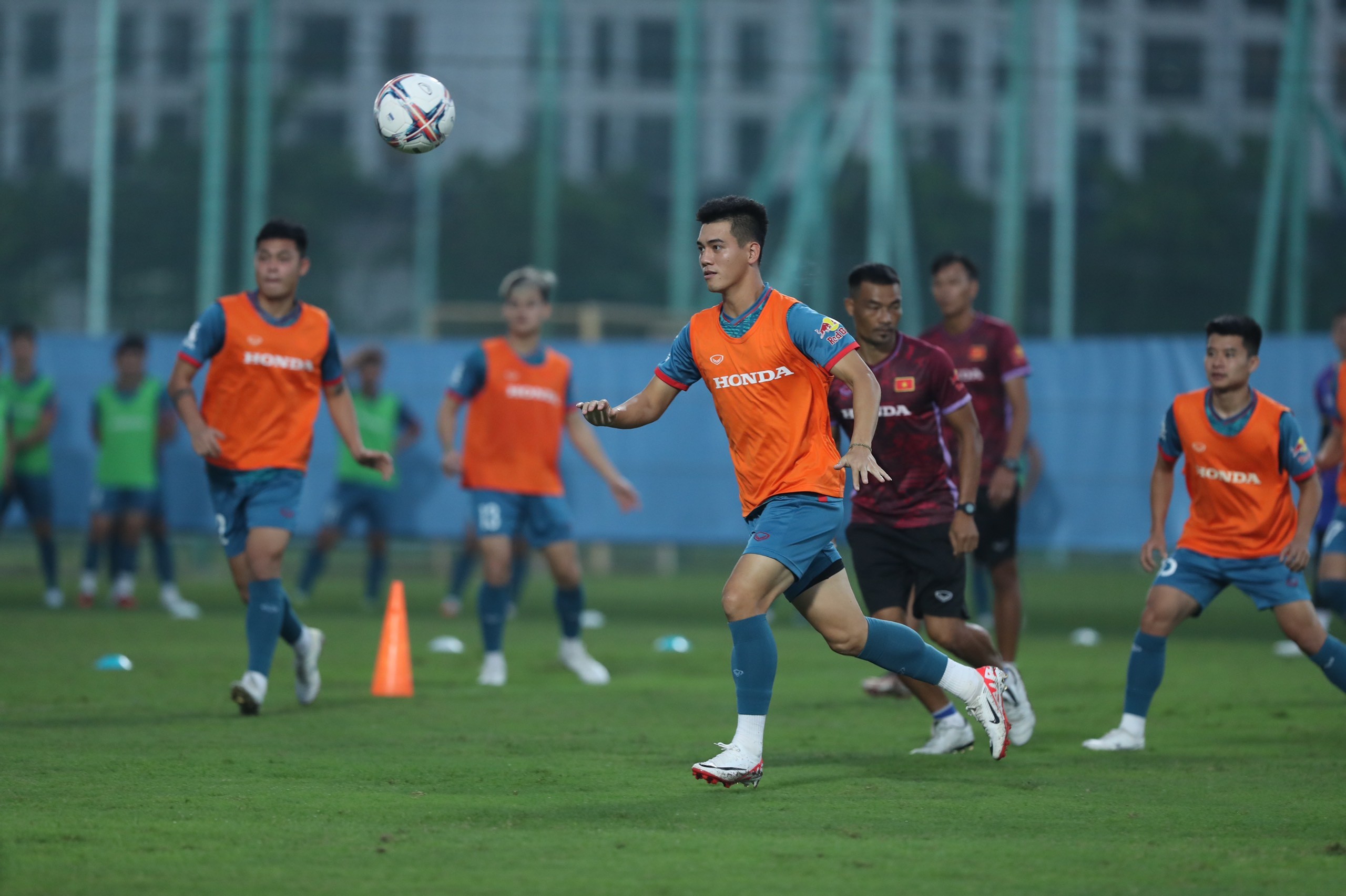 Văn Toàn bị HLV Philippe Troussier nhắc nhở - Bóng Đá