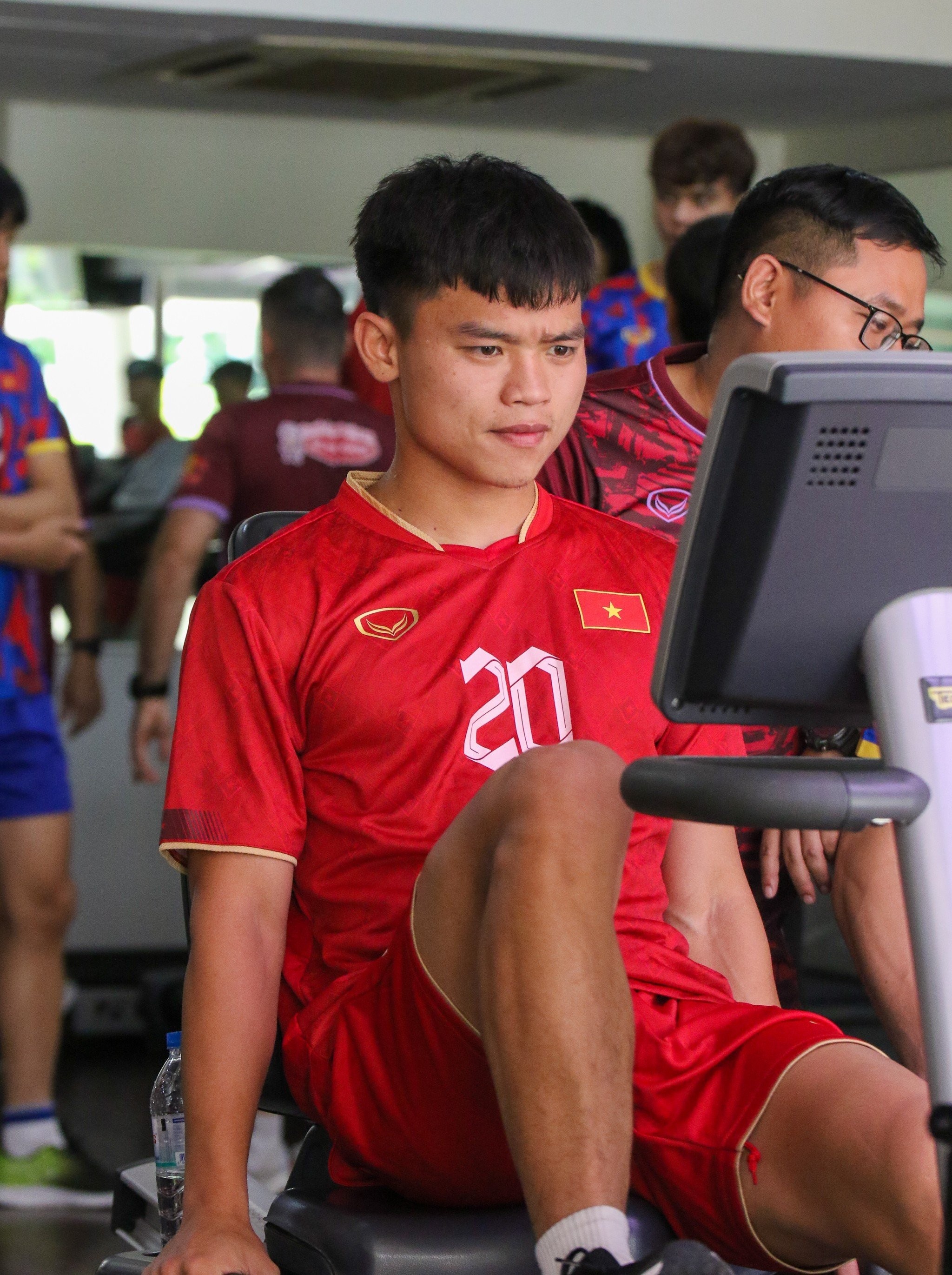 HLV Troussier cùng U22 Việt Nam thư giãn ở bể bơi - Bóng Đá