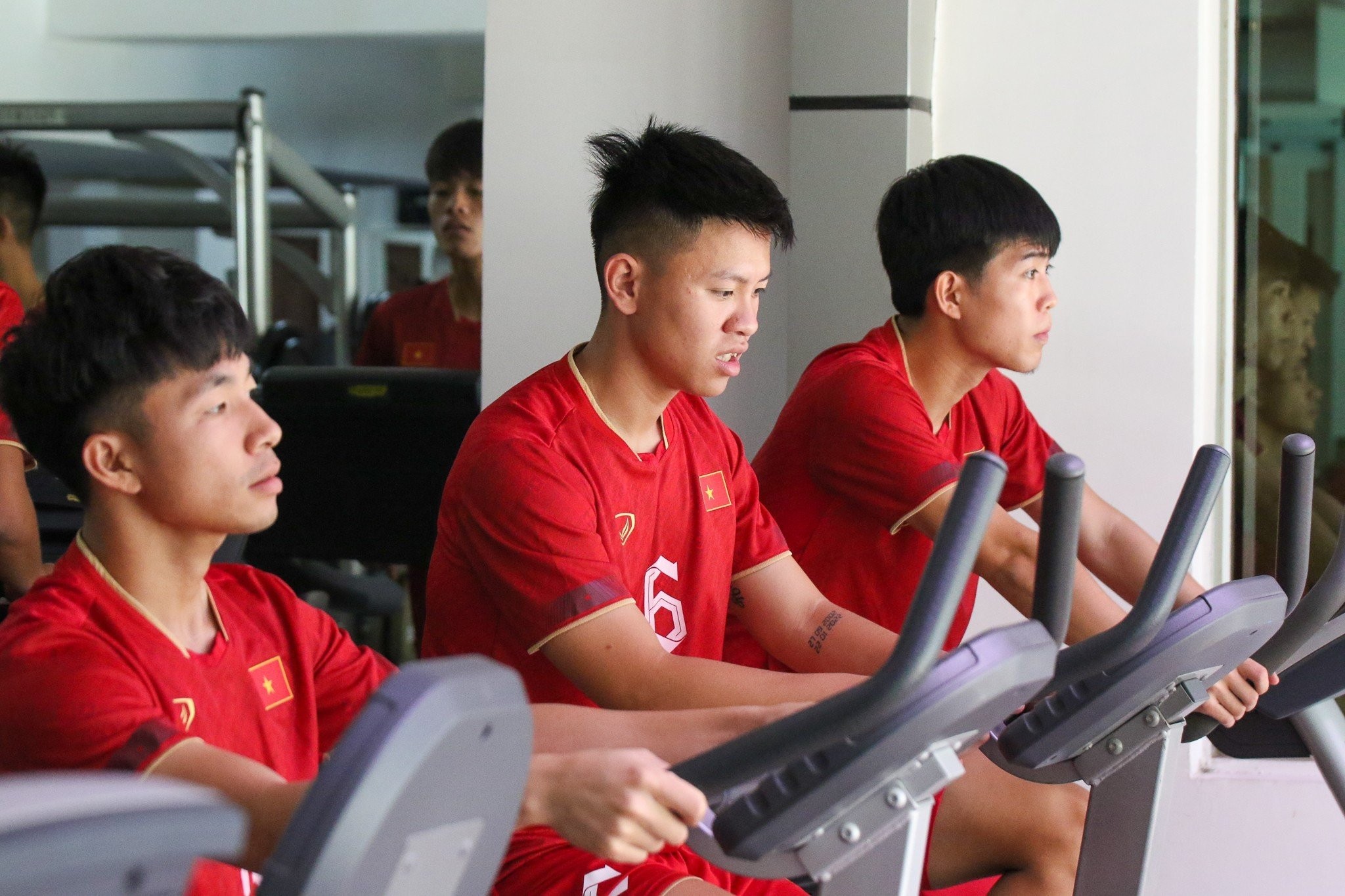 HLV Troussier cùng U22 Việt Nam thư giãn ở bể bơi - Bóng Đá
