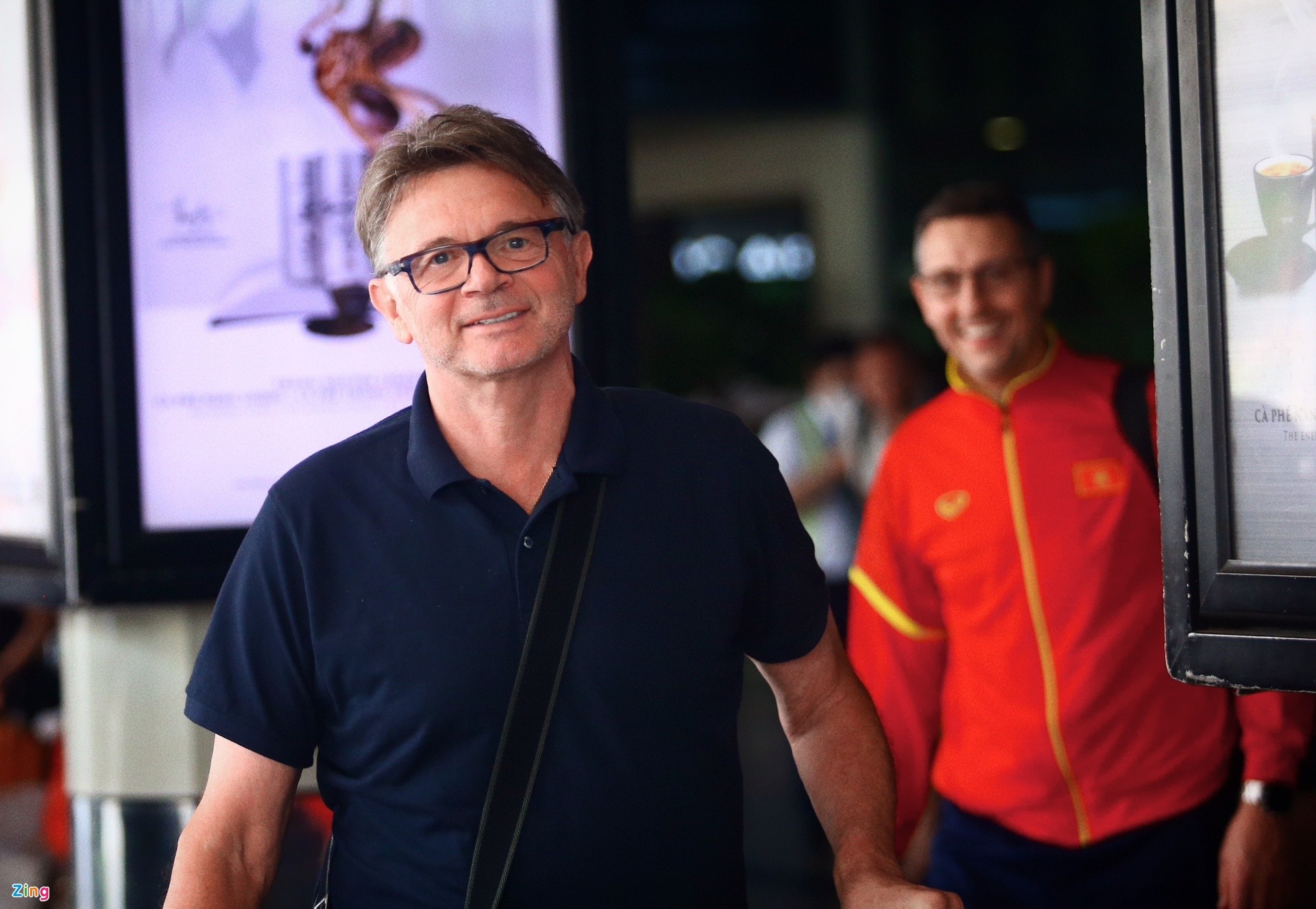 HLV Troussier hỏi han sao trẻ HAGL trong ngày U22 Việt Nam hội quân - Bóng Đá