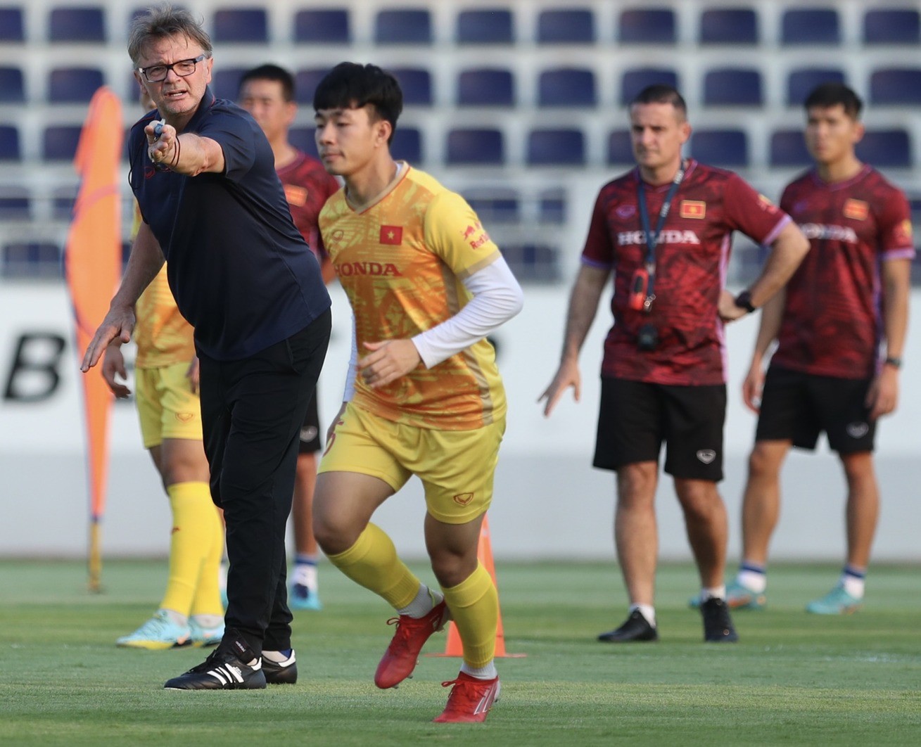 U22 Việt Nam: Khi HLV Troussier chơi đòn tâm lý - Bóng Đá
