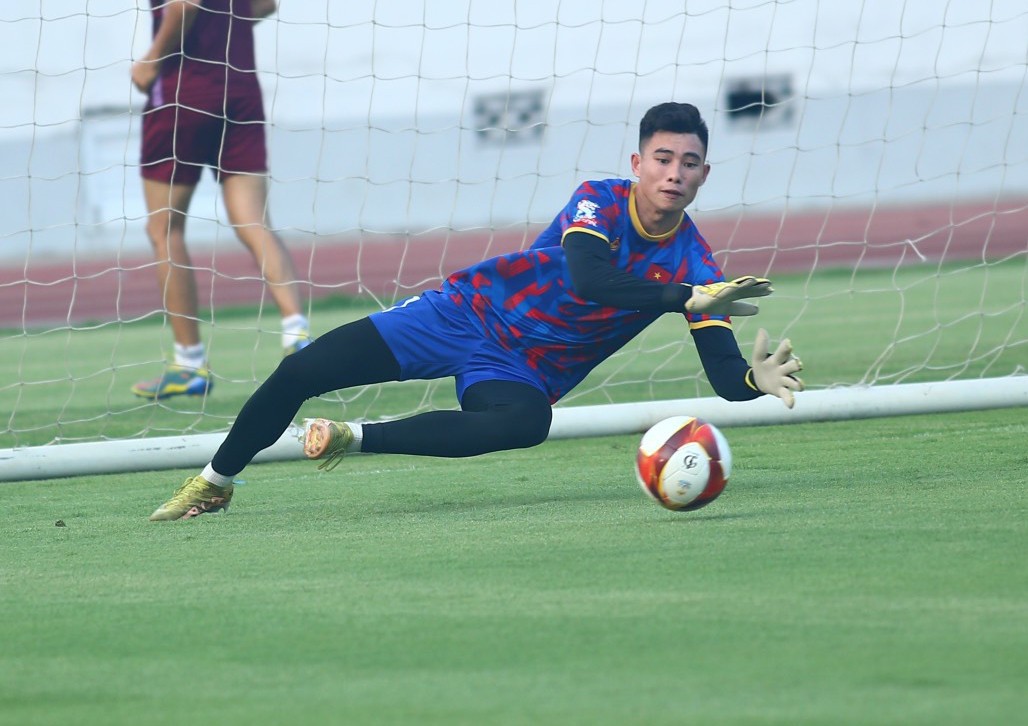 Cầu thủ U22 Việt Nam toát mồ hôi với buổi tập 'nhồi' thể lực - Bóng Đá