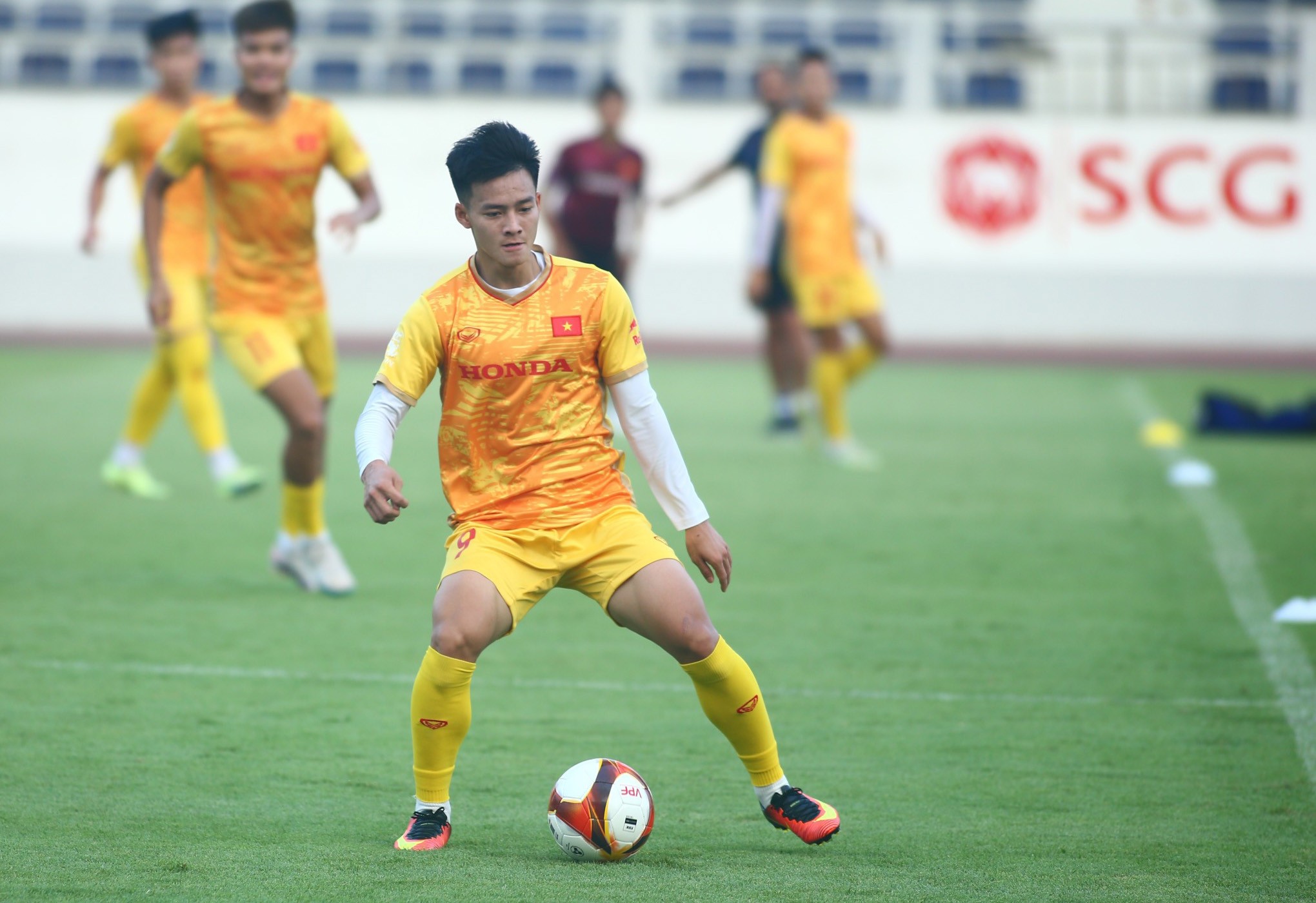Cầu thủ U22 Việt Nam toát mồ hôi với buổi tập 'nhồi' thể lực - Bóng Đá