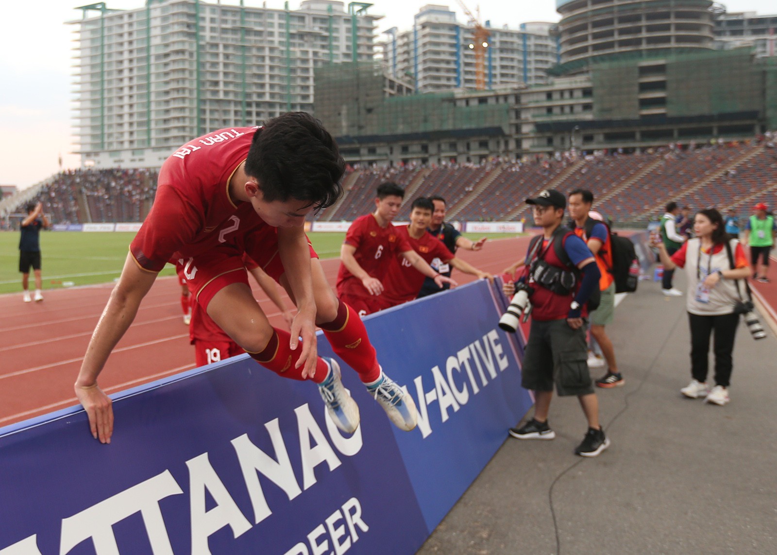 U22 Việt Nam tri ân người hâm mộ trong ngày chia tay SEA Games - Bóng Đá