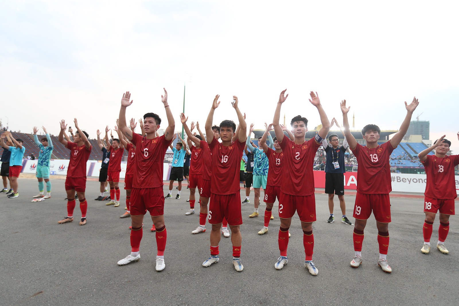 U22 Việt Nam tri ân người hâm mộ trong ngày chia tay SEA Games - Bóng Đá