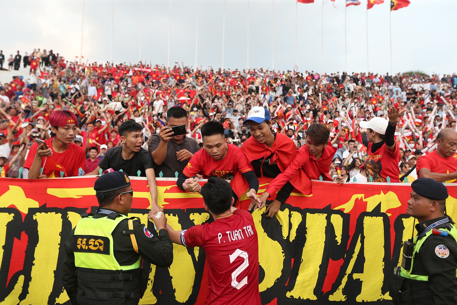 U22 Việt Nam tri ân người hâm mộ trong ngày chia tay SEA Games - Bóng Đá