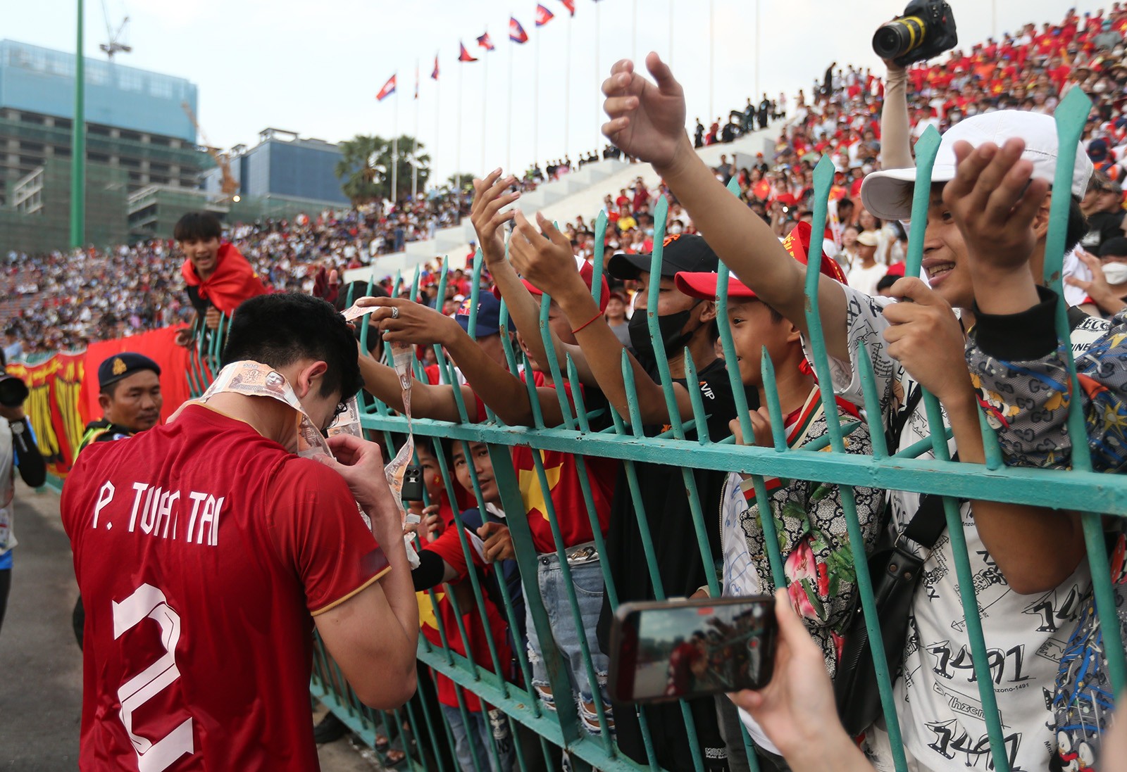 U22 Việt Nam tri ân người hâm mộ trong ngày chia tay SEA Games - Bóng Đá