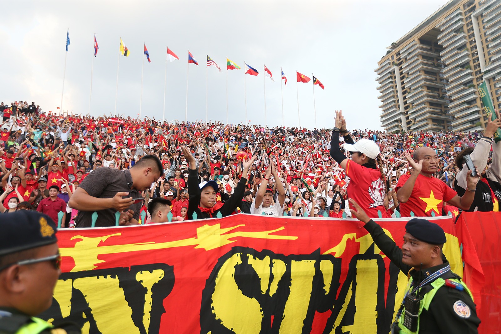 U22 Việt Nam tri ân người hâm mộ trong ngày chia tay SEA Games - Bóng Đá