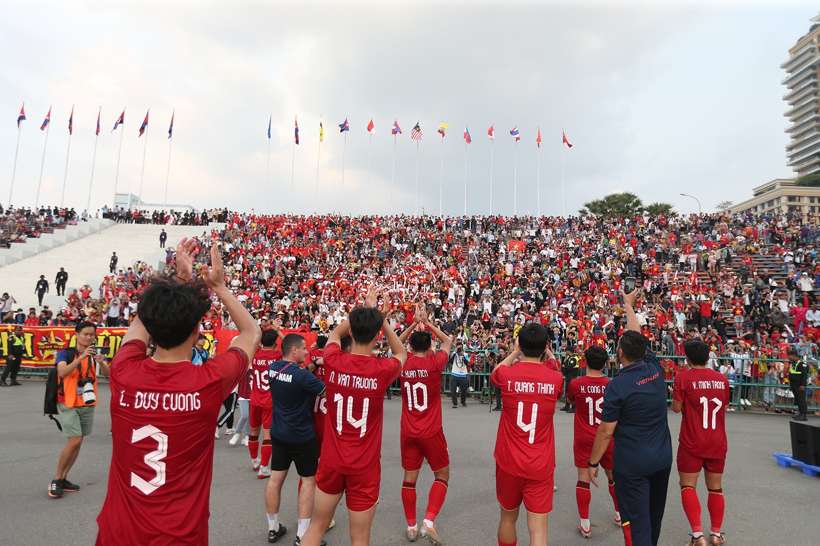 U22 Việt Nam tri ân người hâm mộ trong ngày chia tay SEA Games - Bóng Đá