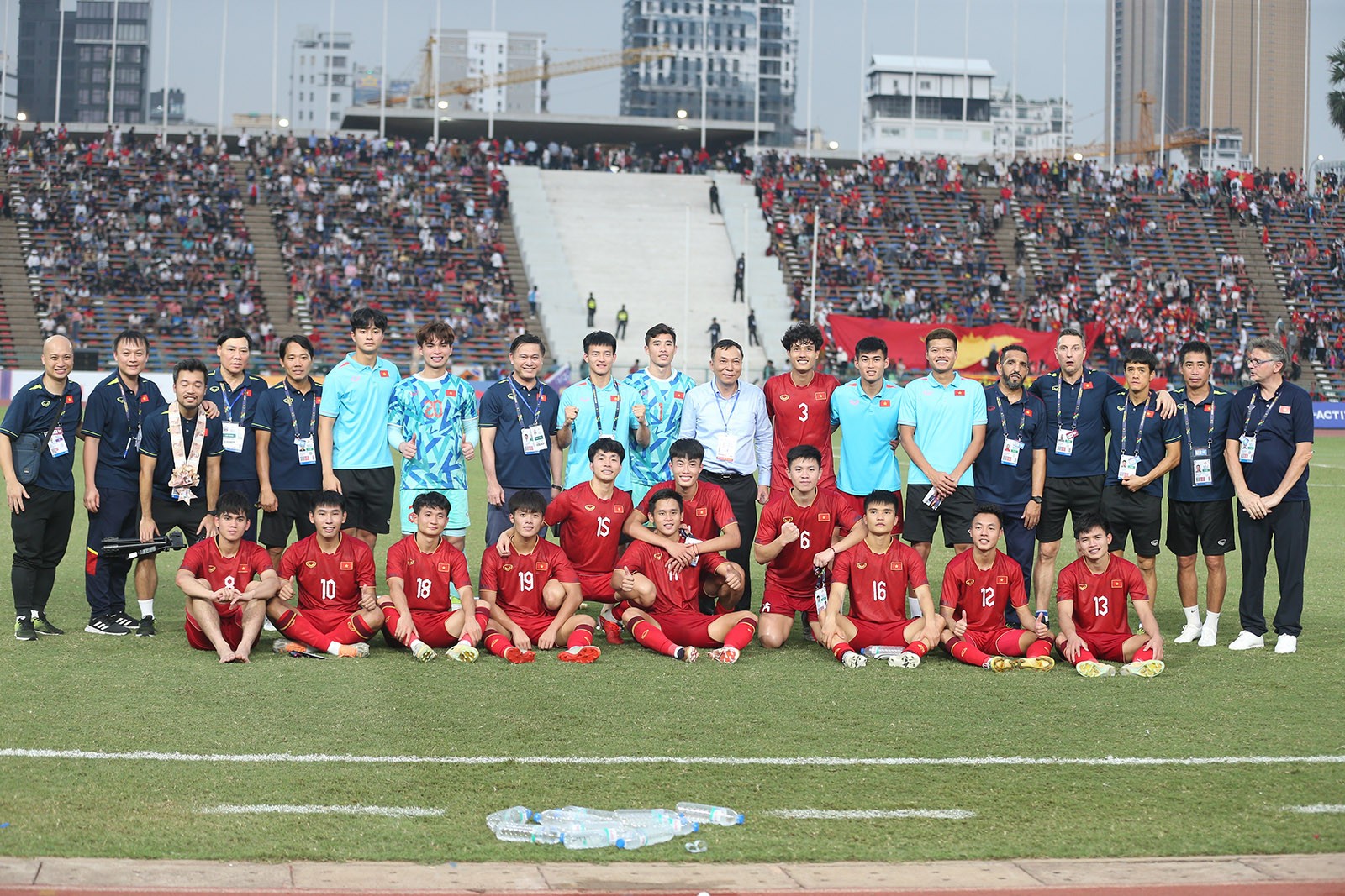 U22 Việt Nam tri ân người hâm mộ trong ngày chia tay SEA Games - Bóng Đá