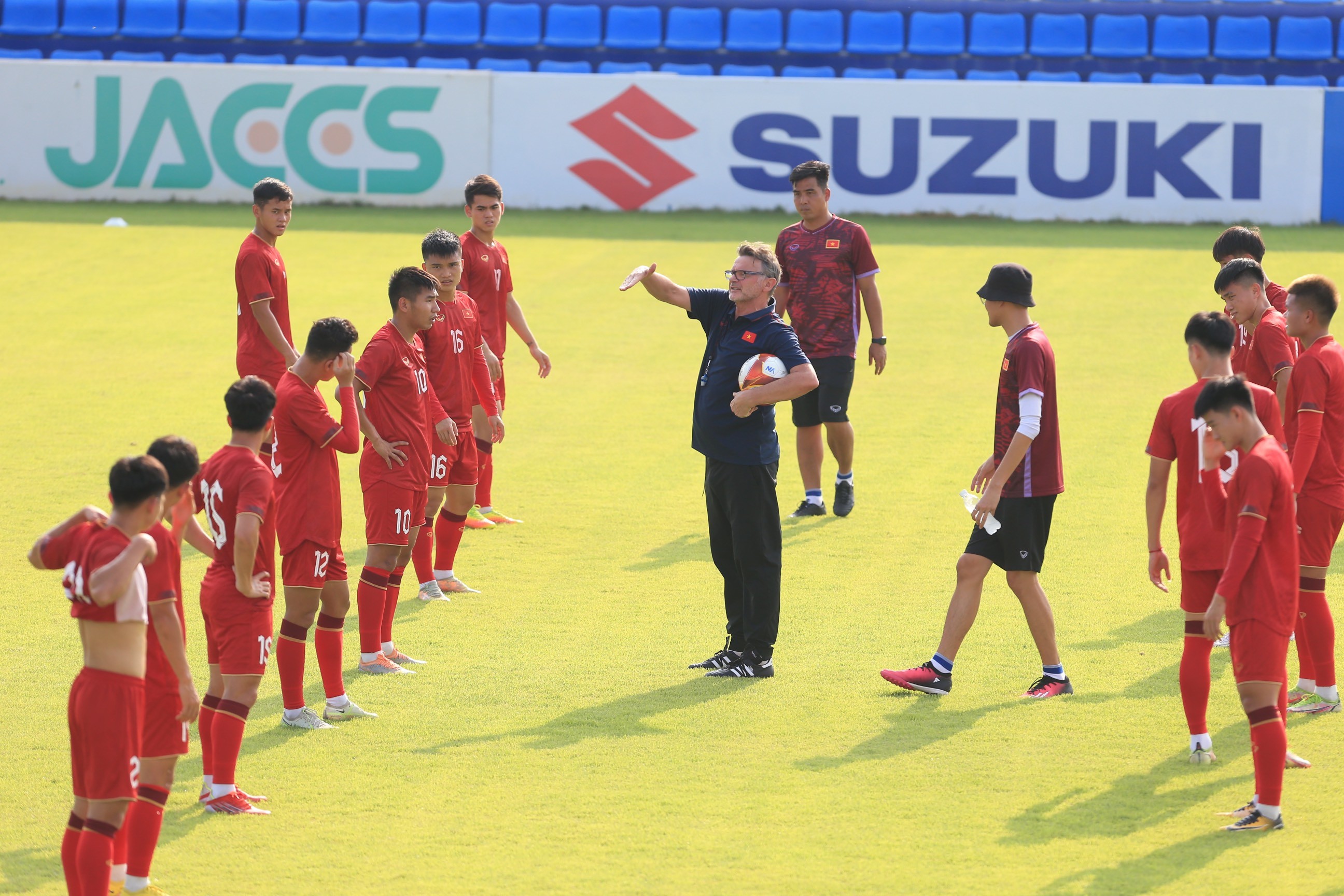 U22 Việt Nam rộn tiếng cười, hứng khởi chờ đấu Lào - Bóng Đá