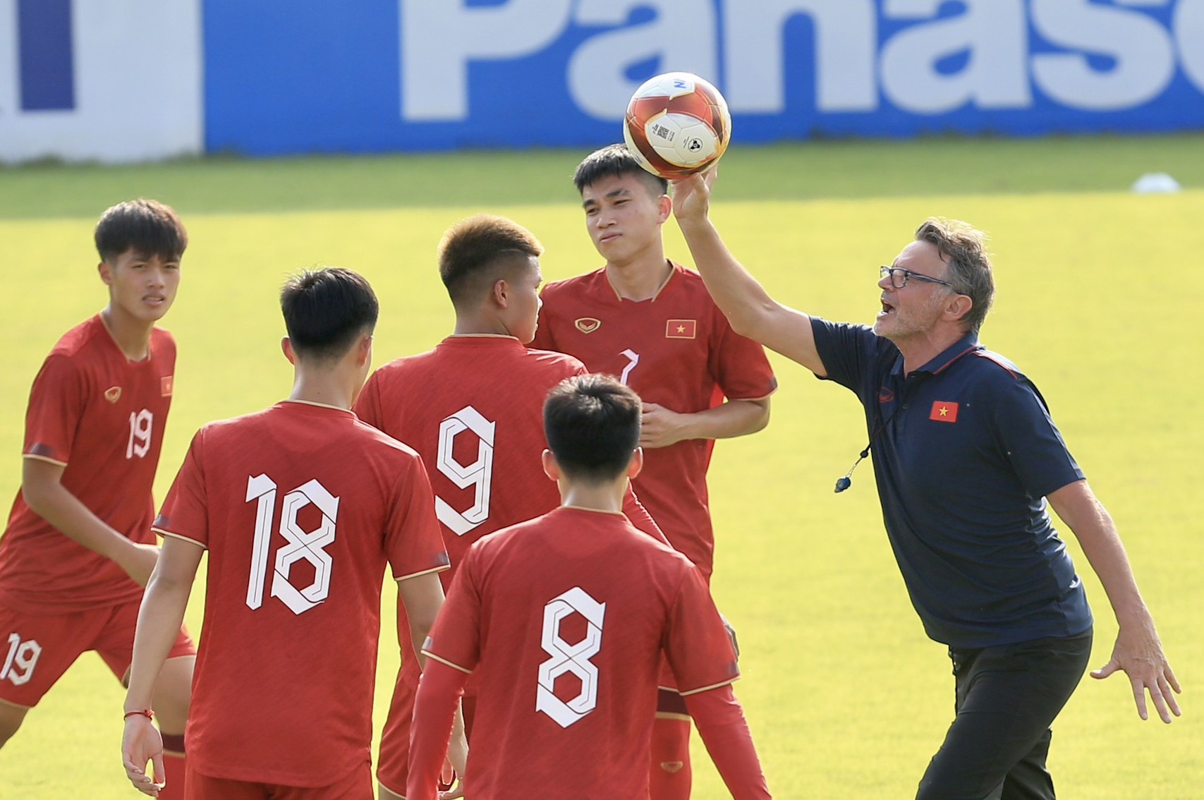 U22 Việt Nam rộn tiếng cười, hứng khởi chờ đấu Lào - Bóng Đá