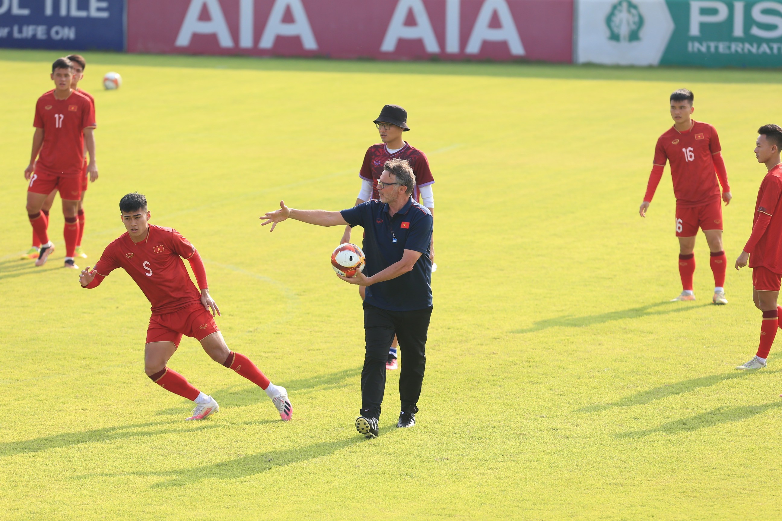 U22 Việt Nam rộn tiếng cười, hứng khởi chờ đấu Lào - Bóng Đá