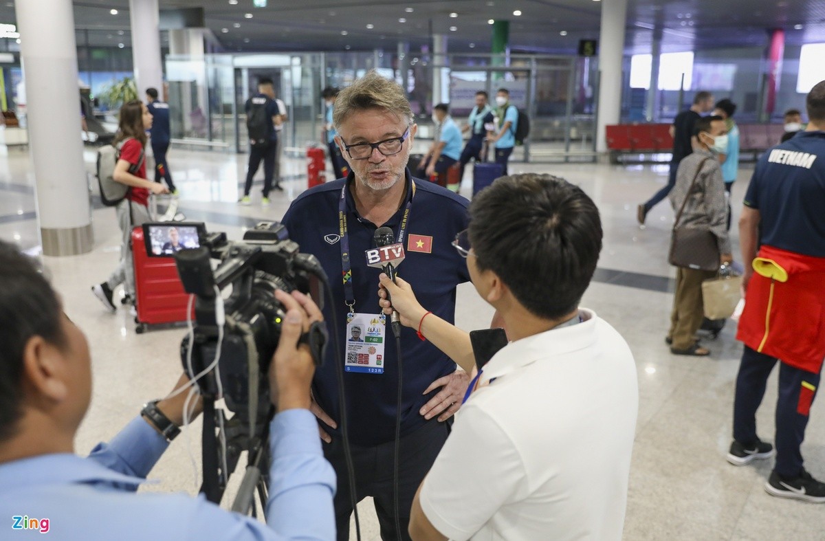 HLV Troussier lần đầu cảm nhận áp lực ở SEA Games - Bóng Đá