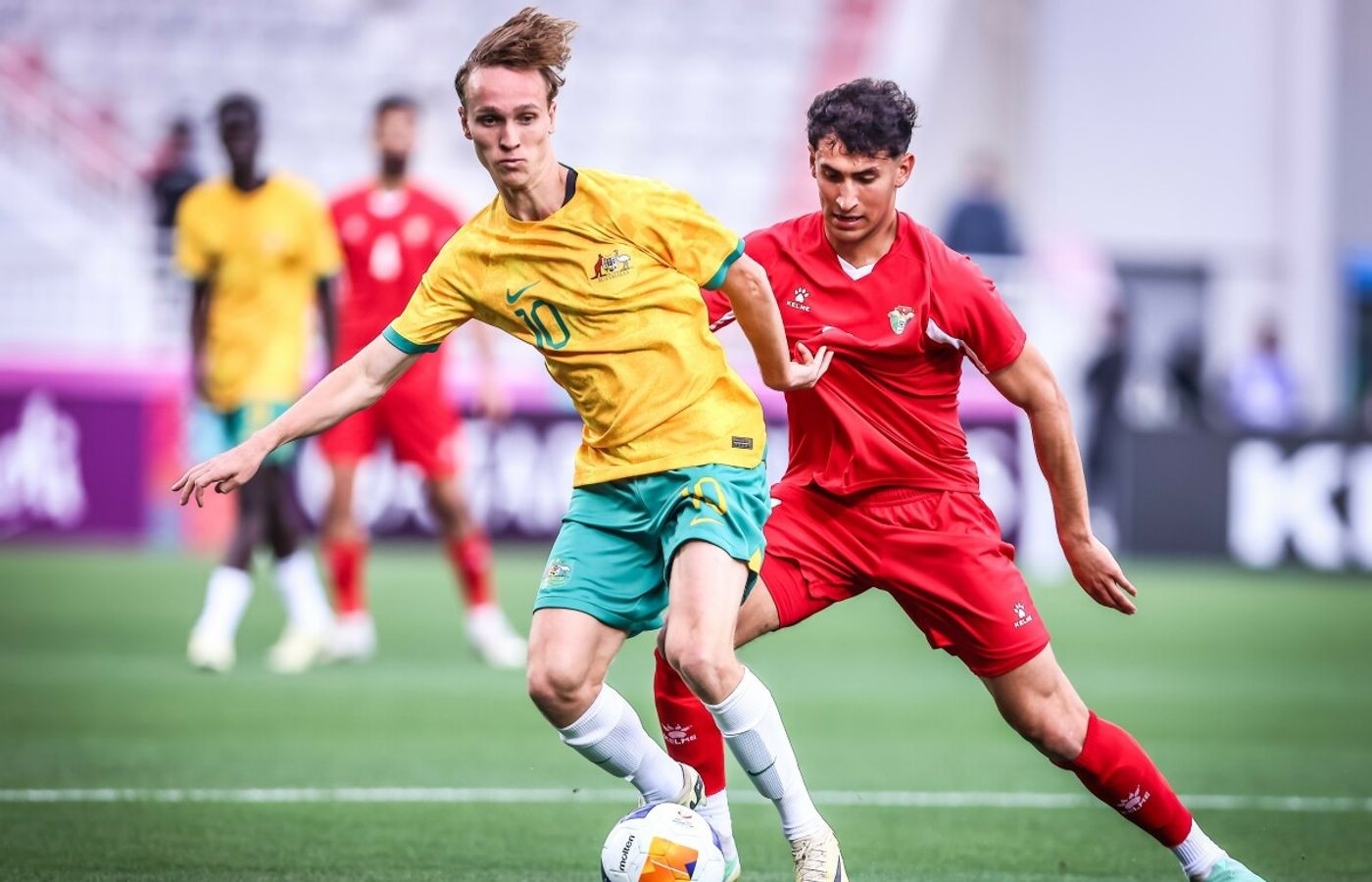 Indonesia cười mỉm khi Australia suýt thua trong trận đấu đá hơn người - Bóng Đá