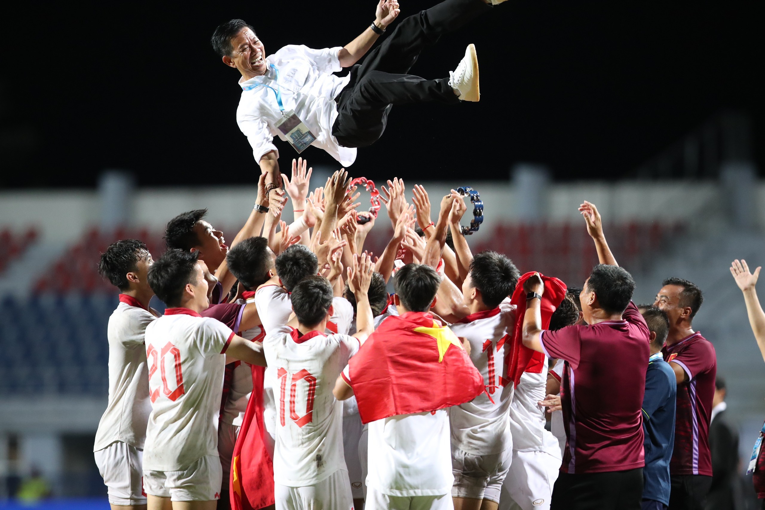 U23 Việt Nam 'công kênh' HLV Hoàng Anh Tuấn mừng vô địch U23 Đông Nam Á - Bóng Đá