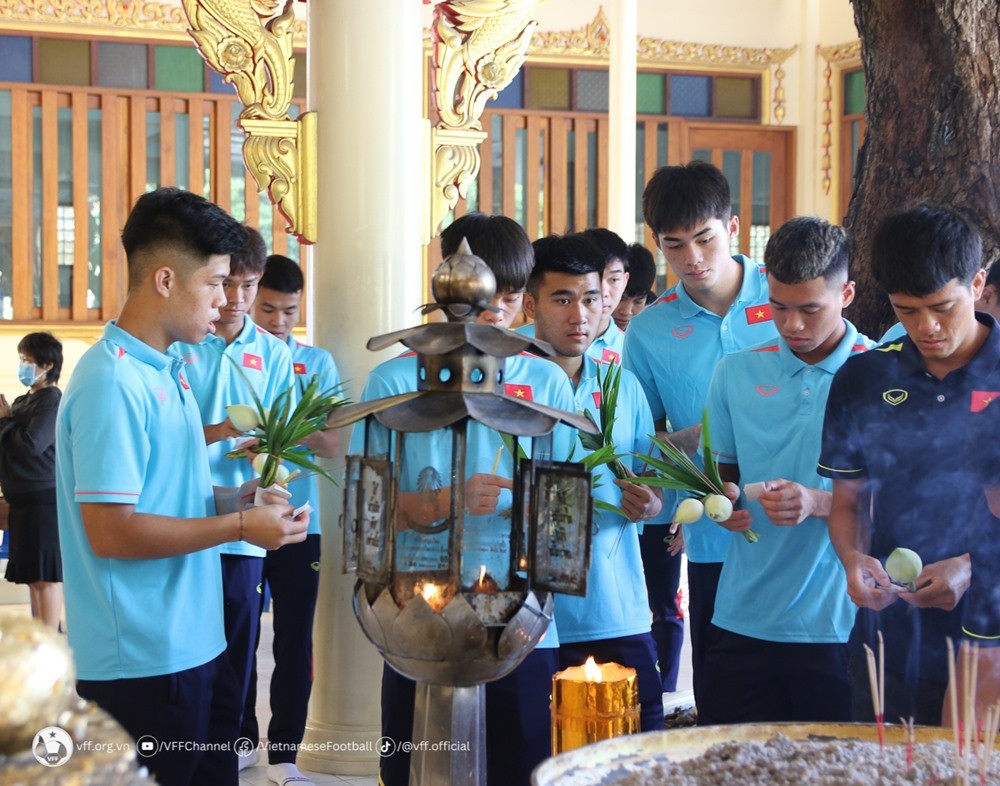 U23 Việt Nam đi chùa cầu may trước giải Đông Nam Á - Bóng Đá