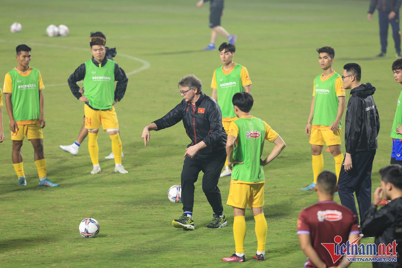 HLV Philippe Troussier mướt mồ hôi với U23 Việt Nam lúc nửa đêm - Bóng Đá