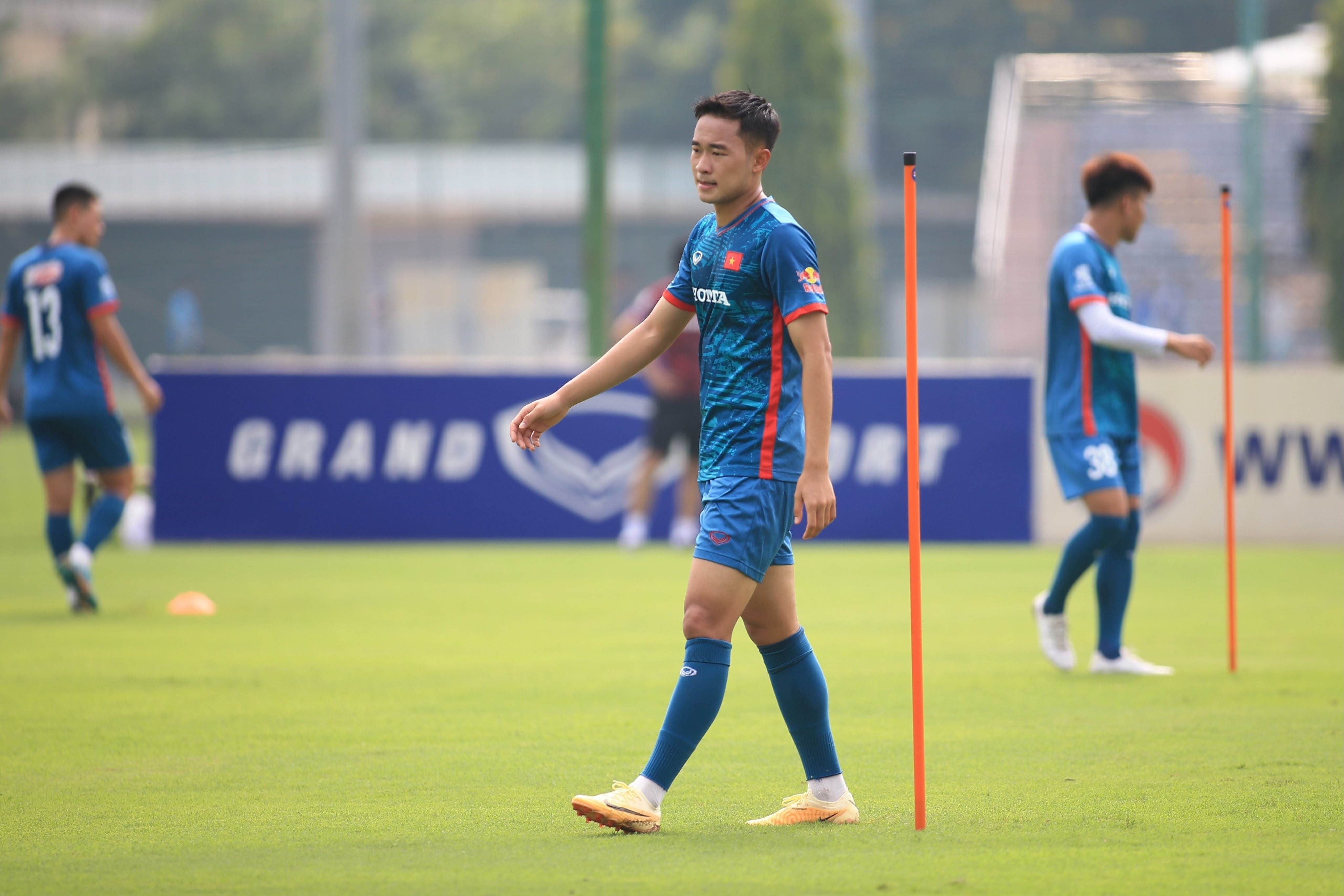 U23 Việt Nam tập buổi đầu tiên: Cầu thủ chơi ở Hàn Quốc về ra mắt - Bóng Đá