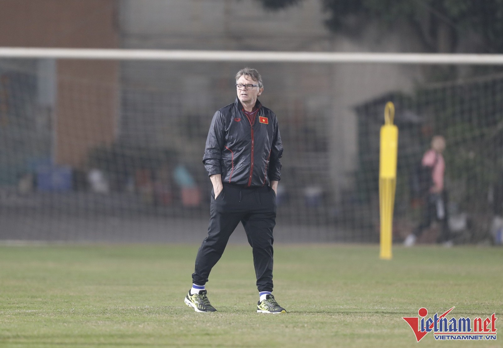 HLV Philippe Troussier mướt mồ hôi với U23 Việt Nam lúc nửa đêm - Bóng Đá