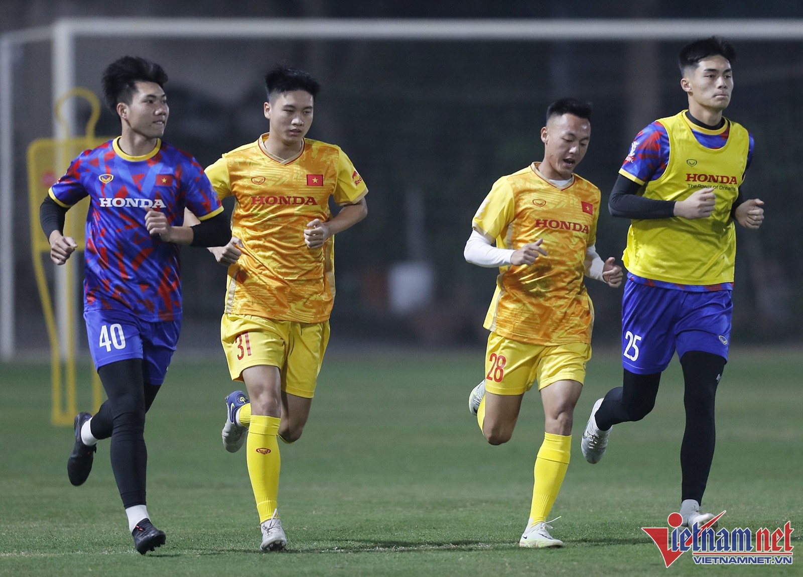 HLV Philippe Troussier mướt mồ hôi với U23 Việt Nam lúc nửa đêm - Bóng Đá