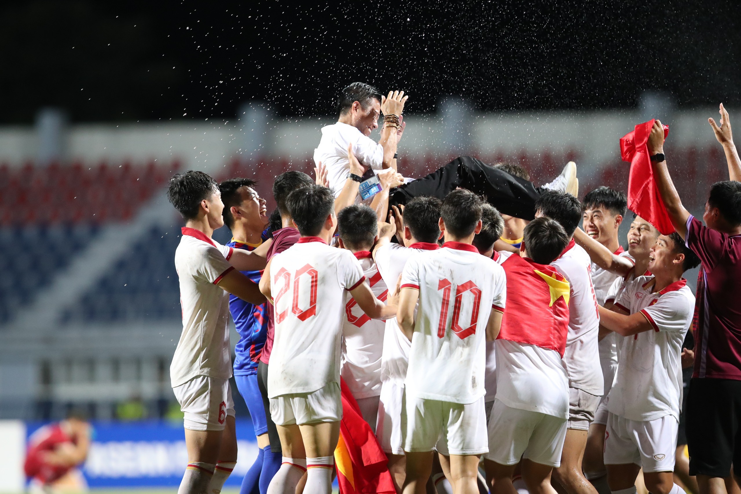 U23 Việt Nam 'công kênh' HLV Hoàng Anh Tuấn mừng vô địch U23 Đông Nam Á - Bóng Đá