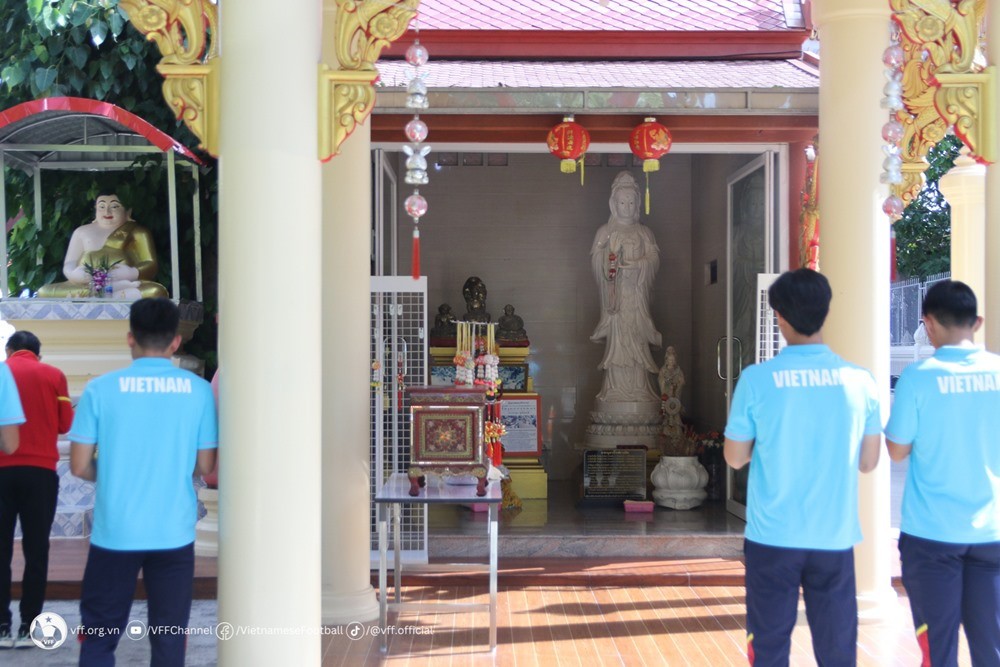 U23 Việt Nam đi chùa cầu may trước giải Đông Nam Á - Bóng Đá