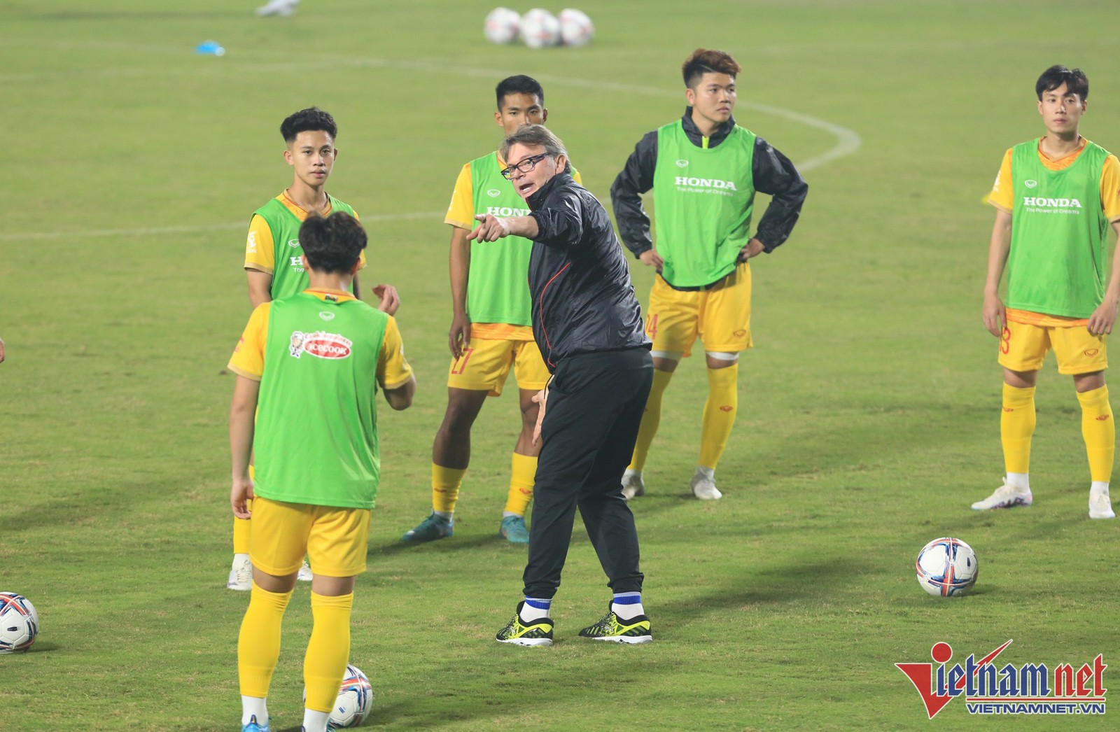 HLV Philippe Troussier mướt mồ hôi với U23 Việt Nam lúc nửa đêm - Bóng Đá