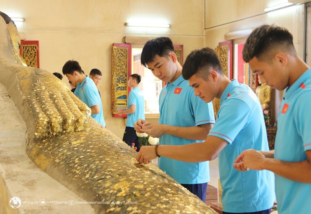 U23 Việt Nam đi chùa cầu may trước giải Đông Nam Á - Bóng Đá