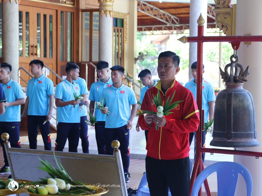 U23 Việt Nam đi chùa cầu may trước giải Đông Nam Á - Bóng Đá