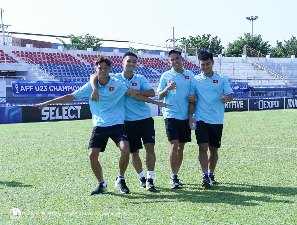 U23 Việt Nam làm quen sân Rayong, sẵn sàng lấy 3 điểm trước U23 Lào - Bóng Đá